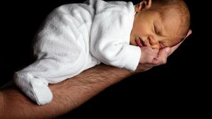 Oare chiar e adevărat? O femeie de 65 de ani a născut un bebeluş conceput pe cale naturală. Tatăl, un bătrânel de 80 de ani