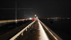 Scene halucinante! O româncă l-a făcut pe un poliţist să se arunce de pe pod!