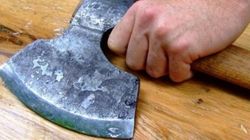 Bătaie cu topoare la un botez din Vâlcea! Totul a început de la darul dat de invitaţi