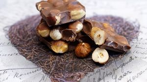 O reţetă delicioasă: Ciocolata de casa cu nuci si alune