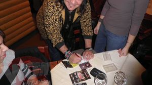 Un celebru solist vocal roman a scapat de cancer si se “incalzeste” cu un pahar cu coniac pe scena!Uite-l pe Leo Iorga cum trage la masea pe scena! Inainte de spectacol, Leo a dat autografe