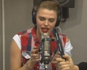 Artista care a colaborat cu Snoop Dogg canta mai bine ca Aguilera ...