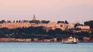 Acesta e Palatul Topkapi, din Istanbul, o bijuterie din toate punctele de vedere. A fost resedinta sultanilor otomani, inclusiv a lui Suleyman Magnificul