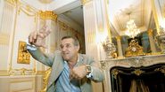Palatul sau e cat o anexa a Topkapi, din Istanbul, dar Gigi Becali nu a dat dovada de modestie cand a venit vorba de opulenta sau de numarul obiectelor poleite cu aur
