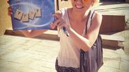 Inainte de plecare, Sore s-a fotografiat si a pus poza pe Facebook, adaugand comentariul: "Ne pregatim de plecare... Punem in bagaj si Rummy, sa jucam in familie"