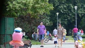Simona Patruleasa, sotul ei si fetita lor, Ingrid, au iesit la plimbare in parc