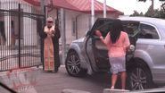 Pregatit de busuioc si apa sfintita, preotul se roaga ca Adelina sa fie protejata de accidente cand se va deplasa cu noul autoturism