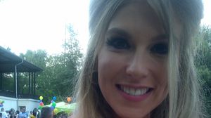 Corina si-a lipit fasia adeziva de culoare maro direct pe sfarcuri