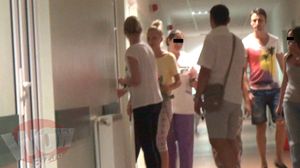 Alexandra (in galben) vizitata la spital de varul ei ( tot cu tricou galben)