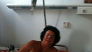 Floarea a fost fotografiata pe patul de spital de catre o prietena, intr-un moment in care se simtea mai bine