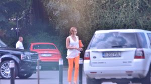 Dupa ce s-a despartit de prietena ei, Iulia Vantur s-a indreptat spre masina. "Uniforma" era la locul ei: pantaloni lungi-bluza vaporoasa