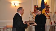 Momentul in care Fuego este decorat de presedintele Moldovei Nicolae Timofti cu cea mai inalta distinctie a statului basarabean, cea de “Artist al Poporului Republicii Moldova”