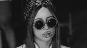 Iulia Albu a devenit un personaj inedit in showbiz-ul autohton