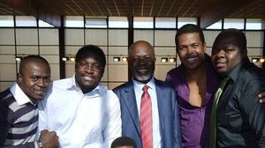 FOTOGRAFII FABULOASE! Reuniune de familie la Paris! Cabral si-a intalnit fratii din Congo! Tatal vedetei a pus la cale intalnirea! Cabral, alaturi de tatal si de cativa dintre fratii lui (plus un nepot)