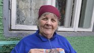 Strabunica lui Ruby doarme cu revista pe coperta careia apare solista, langa perna