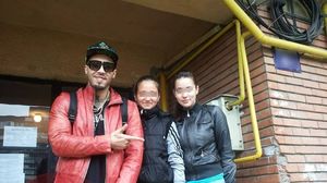 Alex s-a pozat cu doua fete, chiar in fata blocului unde locuiesc parintii lui