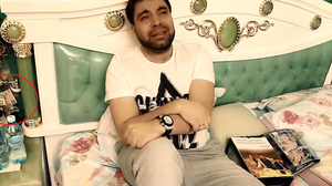 In dormitor, Salam are mai multe iconite si niste bani, pe o noptiera de langa pat
