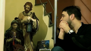 Langa scara, cateva statuete care o infatiseaza pe Fecioara Maria au fost asezate pe o masuta