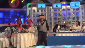 Axinte se plimba prin platou cu tava plina de pahare