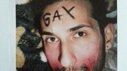 Paolo si-a inrosit obrajii si buzele cu ruj, apoi si-a scris pe frunte "GAY" (n.r. homosexual)