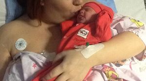 Aceasta este, de departe, cea mai frumoasa fotografie cu Oana Roman tinandu-si fetita la piept. Prima imagine cu cele doua, impreuna