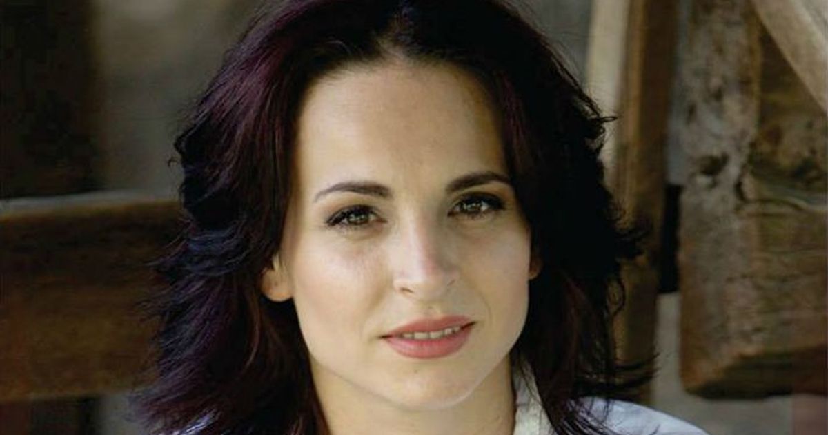 Corina Deschide Cartea Pe Care O Citeste Corina Deschide Cartea Pe Care O Citeste