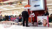 Dupa ce a scapat din situatia stanjenitoare, Gogoase se indreapta spre standul cu promotii