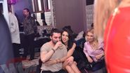 L-a luat si in brate