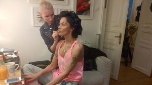 Oana, pregatindu-se pentru sedinta foto din fan