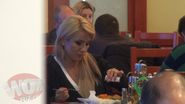 Rocsana si-a sarat si piperat mancarea din farfurie