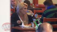 Blonda a comandat si o bautura racoritoare
