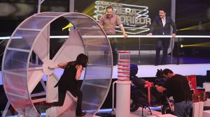 VIDEO | Nicoleta Luciu l-a speriat pe Liviu Varciu, ascunsa intr-o cutie de carton! Nu rata o seara de senzatie la Kanal D: “Deschide Camera Comorilor", de la ora 20.00 si serialul “Fetele lu’ Dom’ Profesor”, de la 21.15 Nicoleta Luciu si Stefan Stan la "Deschide Camera Comorilor", emisiune prezentata de Liviu Varciu