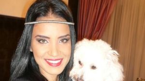 Adelina o ia pe Nobby cu ea peste tot