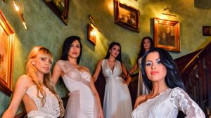 Cruduta (dreapta) a fost mireasa intr-o prezentare de moda, alaturi de alte manechine cunoscute