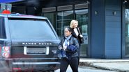 Cantareata isi ducea geanta, bona - hainele si incaltamintea copilului
