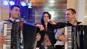 Emy Dragoi (dreapta), alaturi de colegi din orchestra care-i poarta numele