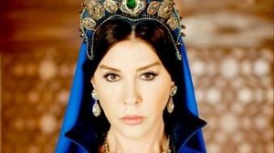 Sultana mama, interpretata de Nebahat Cehre