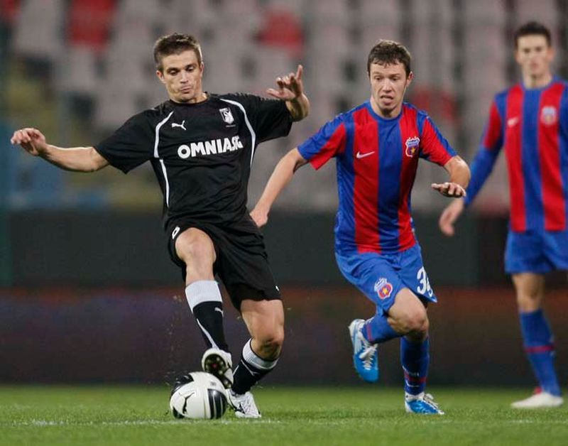 Marius Ene (la balon), pe vremea cand se batea cu Steaua in tricoul Sportului