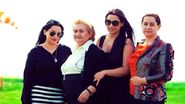 Gabi Lunca, inconjurata de fetele ei. De la stanga: Sara, Rebeca si Estera