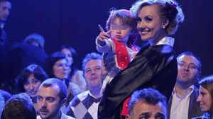 Bebelusa isi boteaza baietelul