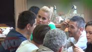 Iata momentul in care Octavian Strunila incearca sa spuna ceva, Paula Chirila il asculta cu atentie, insa actorul Vlad Corbeanu afiseaza un zambet zeflemitor