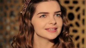 Frumoasa Pelin in rolul sultanei Mihrimah, fiica lui Suleyman