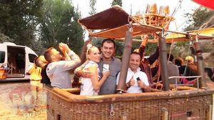 VIDEO EXCLUSIV! Imagini fabuloase! O celebra cantareata de la noi, cu balonul deasupra Turciei! A fost cadoul sotului pentru ea novalue