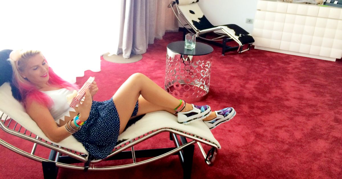 Fashionista Corina uimeste din nou! Isi poarta bratarile… pe picior