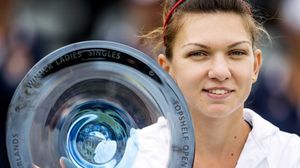 EXCLUSIV! FOTO IN PREMIERA! Uite-o pe Simona Halep in adolescenta cum dansa sus ”pe mese” cu bara de striptease langa ea! A ajuns numarul 2 mondial, dar a stiut si sa se distreze novalue