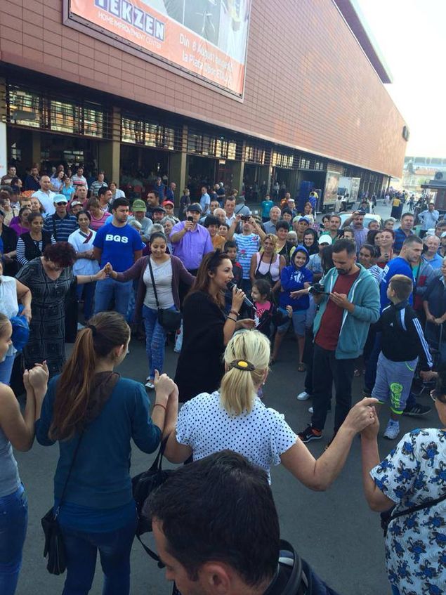 Andra a fost de dimineata in Piata Obor! A primit brate de flori, iar