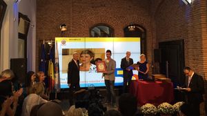 Teo a fost din nou premiata, insa distinctia a fost ridicata de colegul ei, Sebastian, vedeta aflandu-se in emisie la ora desfasurarii evenimentului