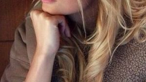 In ultima perioada, Lora e trista si din ce in ce mai des cade pe ganduri si e absenta de la discutiile de grup