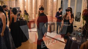 Lora intra si da roata cu privirea ca sa vada pe cine intalneste in incapere
