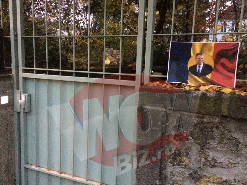 Pe gardul casei din Wurzburg, un simpatizant al lui Iohannis, cu siguranta roman, a lipit un mic steag al tarii noastre, cu chipul presedintelui ales pe post de stema